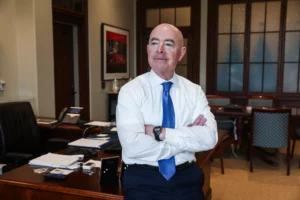 Министерство внутренней безопасности CША внедряет пилотные ИИ-проекты для борьбы с преступностью