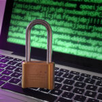 В новом исследовании ВЦИОМ, посвященном "Цифровой самообороне", выяснилось, что большинство россиян обеспокоены сохранностью своих личных данных в интернете.