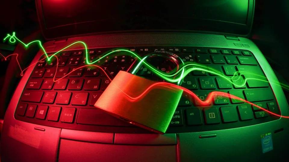 Хакеры сливают 400 ГБ данных, украденных в результате кибератаки Synnovis